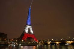 Hormati Korban Teror Paris, Eiffel Disinari Warna Bendera Prancis