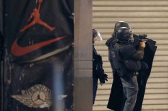 Baku Tembak Polisi dan Kelompok Teror Paris, 4 Tewas