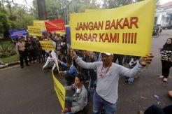 Pedagang Pasar Andir Datangi Balai Kota Bandung