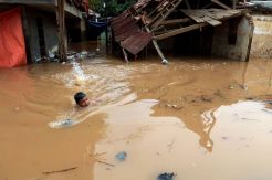 Air Kiriman dari Bogor Rendam Kampung Pulo