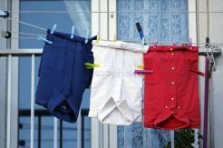 Kemeja, Lilin, dan Bra Merah-Putih-Biru, Mengenang Korban Teror Paris