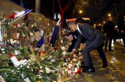 Mengenang Korban Teror Paris, Obama Bawa Mawar Putih