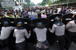 Polisi Bubarkan Demo Mahasiswa Papua