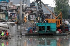 Antisipasi Air Meluap, Sungai Sepanjang Angke dan Jembatan Besi Diturap