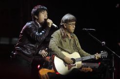 Kolaborasi Iwan Fals, Noah dan Nidji Getarkan Panggung Satu Konser