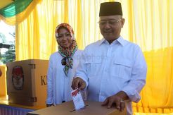 Calon Wali Kota Medan Dzulmi Eldin Berikan Suara di TPS 36 Citra Wisata