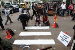 Aksi Koalisi Pejalan Kaki di Zebra Cross