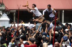 Berebut Gunungan Grebeg Maulud