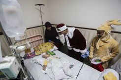 Santa Klaus Bagi Hadiah di RS St Elisabeth Semarang