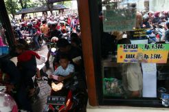 Ribuan Kendaraan Roda Dua Padati Ragunan