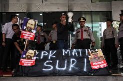 Bawa Keranda, Jamak Minta KPK Periksa Surya Paloh