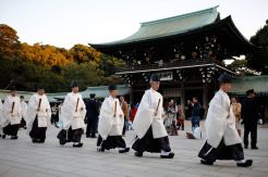 Jelang Tahun Baru, Warga Jepang Padati Kuil