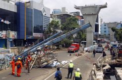 Papan Reklame di Mampang Roboh, Lalin Terganggu