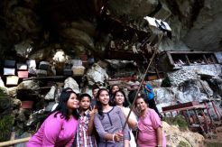 Makam Goa Tana Toraja Ramai Wisatawan