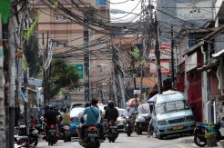 Kabel Listrik Ancam Keselamatan Pejalan Kaki dan Pengendara