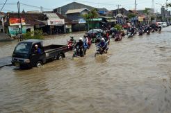 Jalur Pantura Tersendat Akibat Banjir