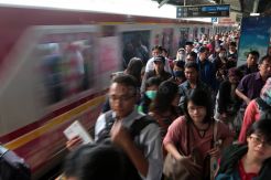 Usai Libur Panjang KRL Kembali Disesaki Penumpang
