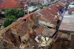 Tiga Rumah Ambruk Tergerus Sungai