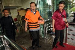 Menenteng Kotak Nasi, Bambang Wahyu Hadi Enggan Bicara pada Media