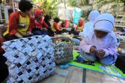 Di Kampung Cibunut, Sampah Disulap Jadi Tas
