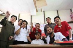 Astra Bagikan 1.500 Kacamata Untuk Anak-anak di Entikong