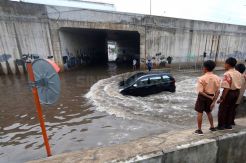Drainase Buruk Akibatkan Genangan di Kolong Tol Meruya Selatan