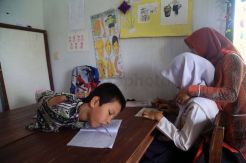 Lahir Tak Sempurna, Tio Menulis dengan Mulut