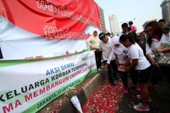 Aliansi Indonesia Damai Tabur Bunga di Lokasi Ledakan Bom Sarinah