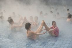 Berlatih Yoga di Sumber Air Panas saat Musim Dingin