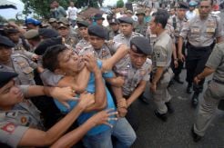 Kericuhan Warnai Pembongkaran Bangunan Liar di Pantai Purus