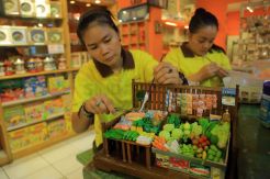 Replika Gerobak Berbahan Plastisin dari Bandung