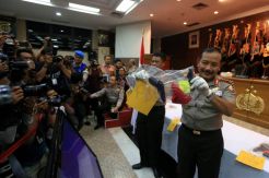 Kapolri Tunjukkan Barang Bukti Teroris