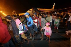 Ratusan Warga eks-Gafatar Tiba di Bandara Juanda
