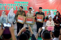 Ahok Terima Penghargaan Gus Dur Award 2015