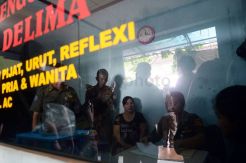 Patugas Gabungan Razia Tempat Pijat dan Klinik Obat di Johar Baru