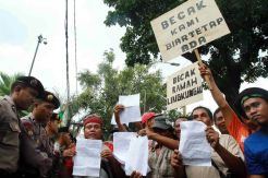 Ratusan Tukang Becak Geruduk Balai Kota DKI