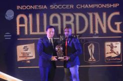 Boaz Solossa Dinobatkan Sebagai Pemain Terbaik Indonesia