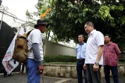 Jalan Kaki dari Sukabumi, Agus Supriyanto Senang Bertemu HT