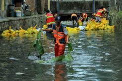 Bersih-Bersih Sampah di Anak Sungai Cikapundung
