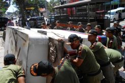 Satpol PP Tertibkan Ratusan PKL di Ngesrep Semarang