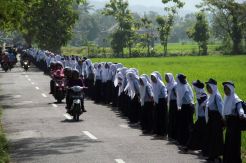 Aksi Bergandengan Tangan Dukung Kampanye Anti Kekerasan