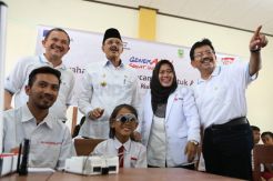 Astra Serahkan Bantuan 2000 Kacamata di Natuna
