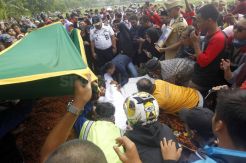 Jenazah Amirulloh Adityas Putra Dimakamkan di TPU Semper