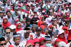 Ratusan Guru Demo di Depan Gedung DPR/MPR