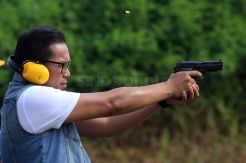 Begini Gaya Sammy Simorangkir Saat Menembak