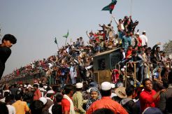 Usai Pertemuan Bishwa Ijtima, Ribuan Jamaah Padati Stasiun Tongi Bangladesh