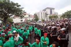 Dua Kelompok Demonstran Nyaris Bentrok di Semarang