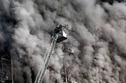 Gedung Tertinggi di Teheran Terbakar dan Ambruk