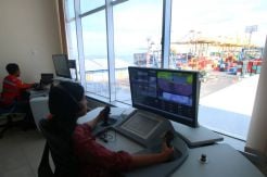 Aktivitas Bongkar Muat di Terminal Peti Kemas Semarang Meningkat
