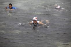 Sandiaga Uno Berenang Antar Pulau di Kepulauan Seribu